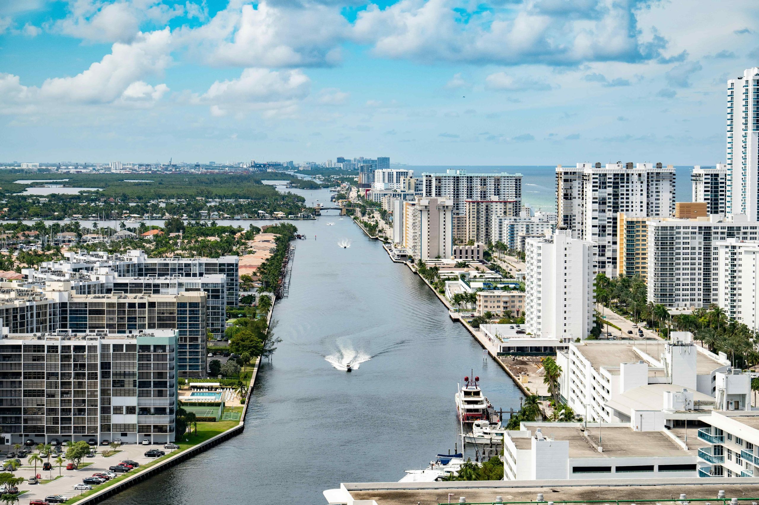 Fort Lauderdale buildings with boats in river